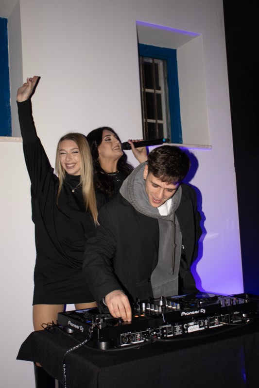 Serata con dj set nella sala ballo di Reviere Studio
