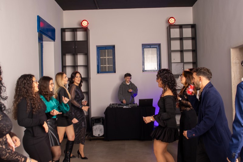 Serata con dj set nella sala ballo di Reviere Studio