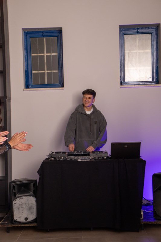Serata con dj set nella sala ballo di Reviere Studio