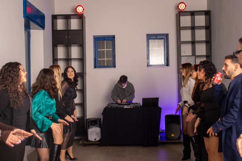 Serata con dj set nella sala ballo di Reviere Studio