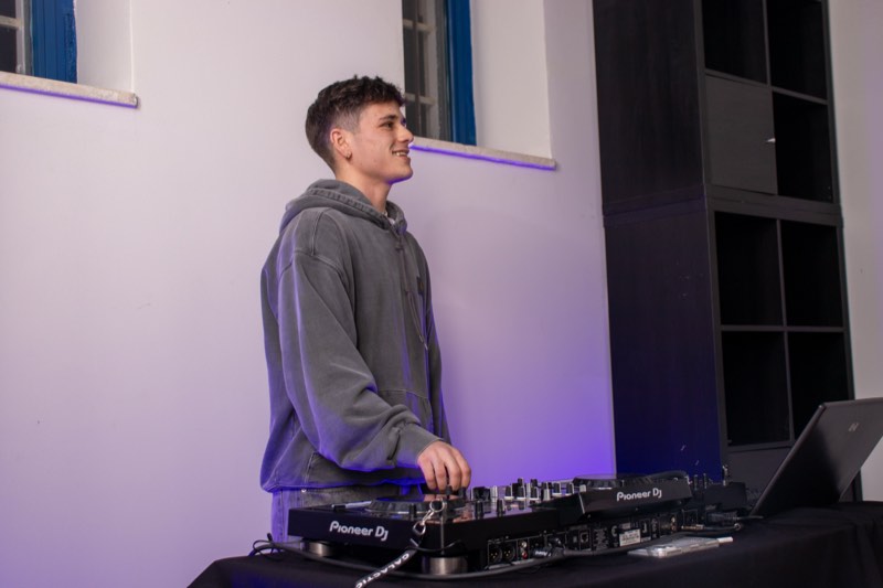 Serata con dj set nella sala ballo di Reviere Studio